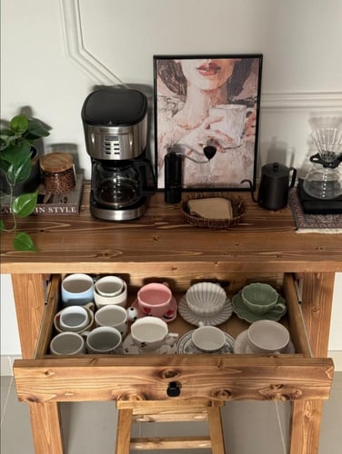 ركن قهوة ريفي متكامل مع كرسي خشبي.