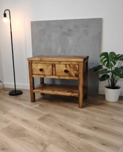 كومودينو "أصيل" الريفي - خشب طبيعي بتصميم أنيق