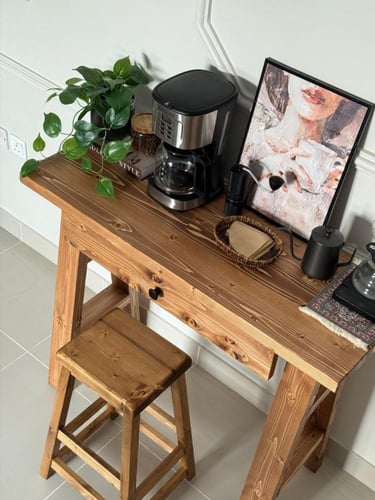 ركن قهوة ريفي متكامل مع كرسي خشبي.