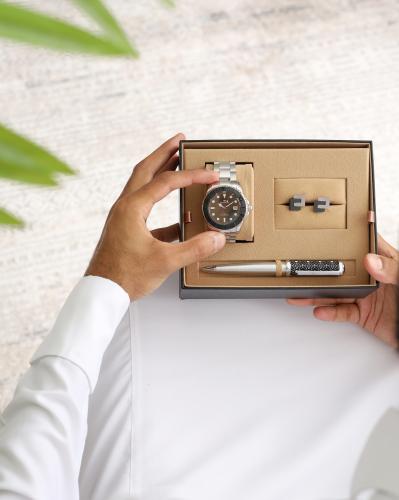 طقم ساعة فضي وأسود 65