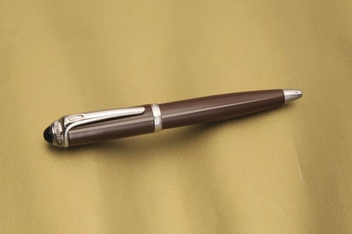 قلم دهنج بني و فضي مع حجر أزرق 71