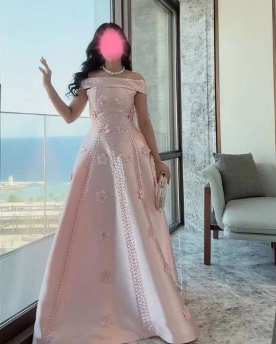 فستان وردي مورد