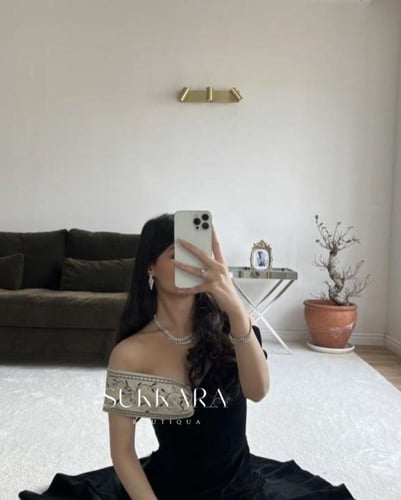 فستان اسود مخمل