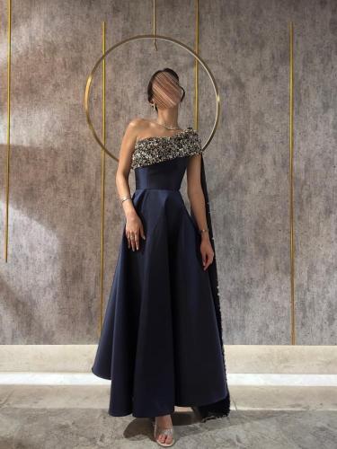 فستان كحلي بشال