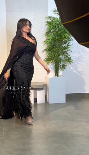 فستان اسود بريش