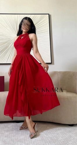 فستان احمر بأكتاف مفتوحه