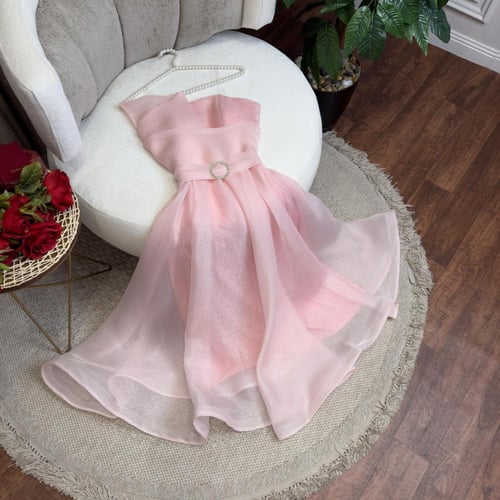 فستان وردي فاتح