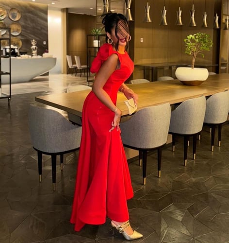 فستان الاناقه الحمراء