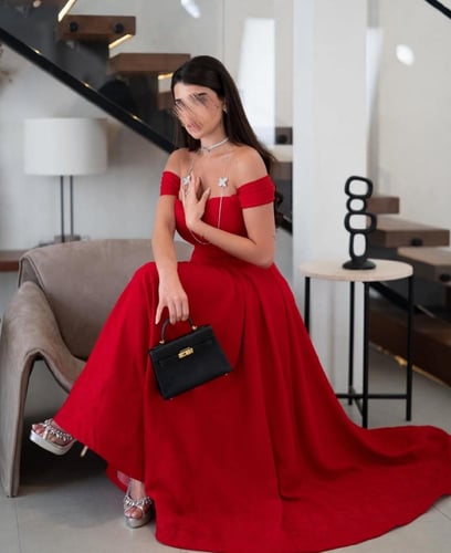 فستان احمر ناعم