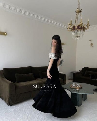 فستان اسود مخمل