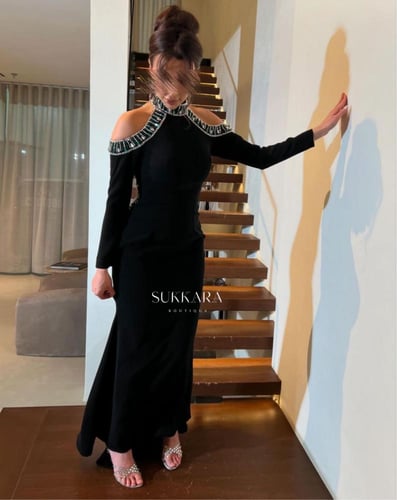 فستان اسود بفتحه ظهر