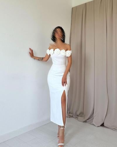 فستان ابيض مع ورد ف الصدر