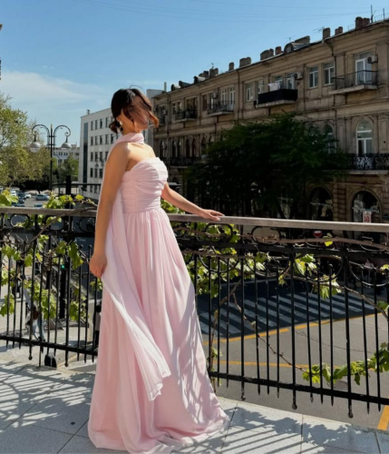 فستان وردي ناعم