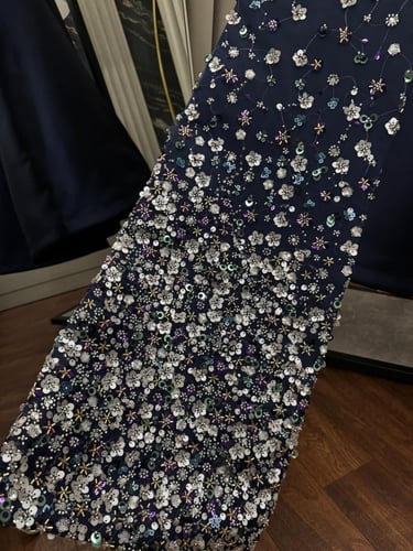 فستان كحلي بشال