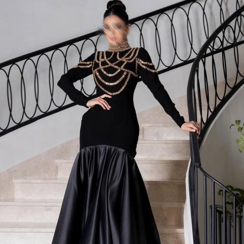 فستان اسود بتطريز من الصدر