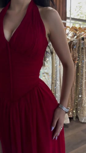 فستان احمر ناعم بفتحه فخذ