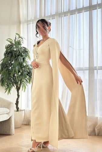 فستان بيج ناعم طويل.