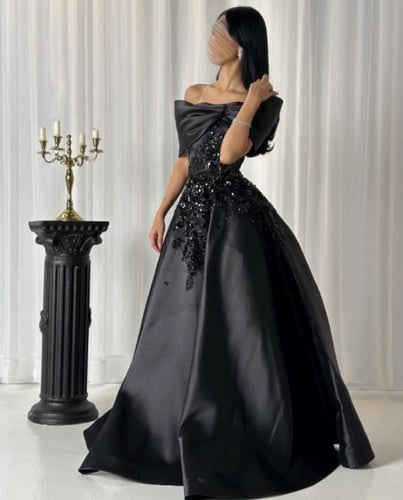 فستان اسود مطرز