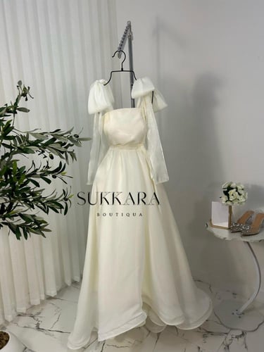 فستان بفيونكه من الكتف