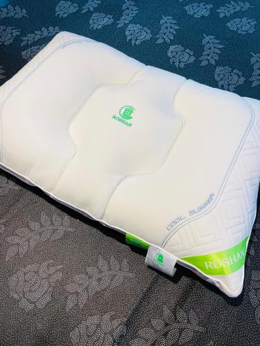 مخده روشن فندقي قماش حرير ناعم