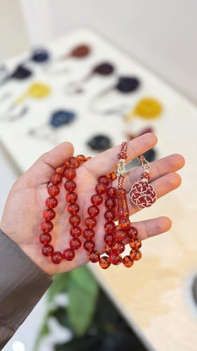 سبحة زعفراني احمر شفاف