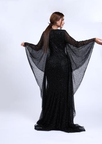 فستان ترتر أسود طويل بأكمام فراشة وتصميم انسيابي
