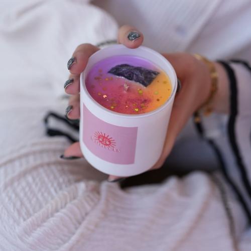 شمعة خشب الصندل البرتقالي مزينة بحجر الامثيست