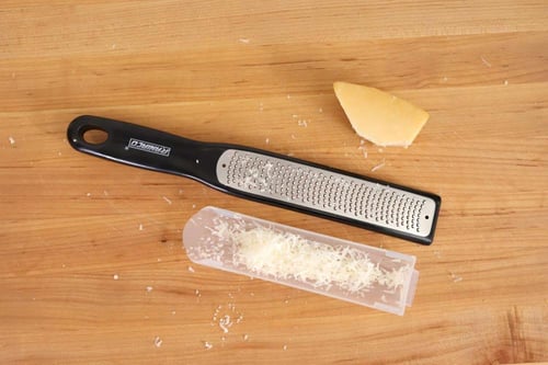 مبشرة جبن طويلة