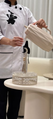 يونيفورم ضيافة عاملات أسود أبيض ورد