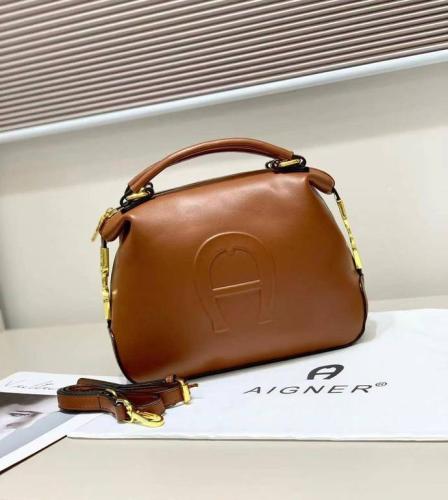 حقيبة جلد خفيف