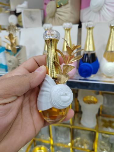 توزيعات عطر جادور مع التنسيق القماش والورد