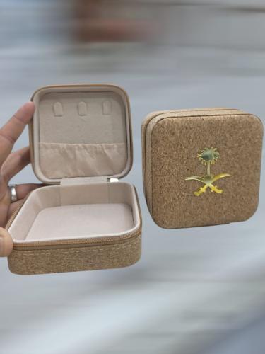 شنط اكسسوارات مع شعار الصيفين والنخله الدرزن 12 حب...