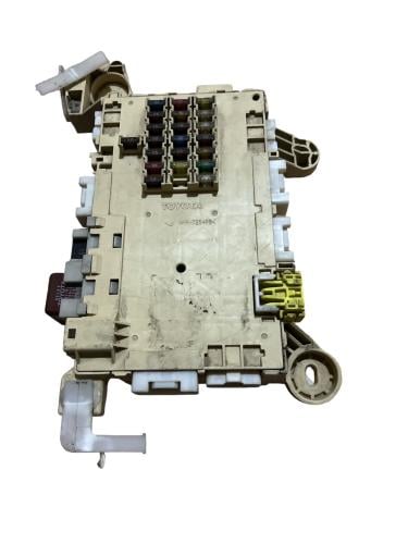 علبة فيوزات اماميه يمين