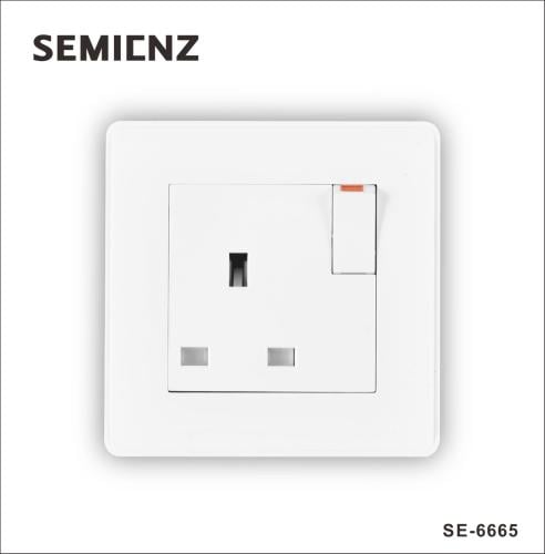 فيش ثلاثي 13 امبير 7*7 بمفتاح ابيض SEMICNZ