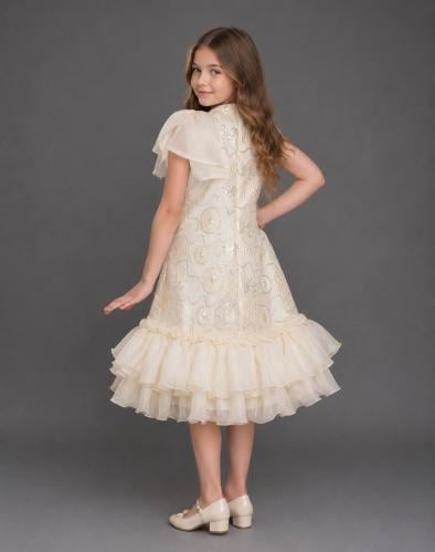 Ariya dress with a comfortable cut in beige.