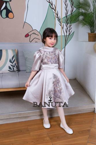 Girls' dress with a shawl from the back