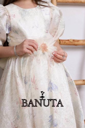 Elegant and soft dress with butterfly pattern and a tulle belt with a neat flower.