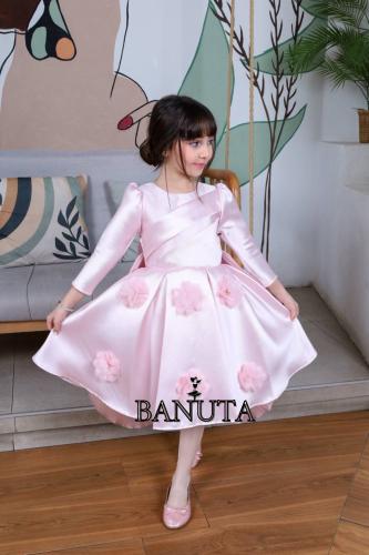 Girls' dress with tail, decorated with roses, from the front and back