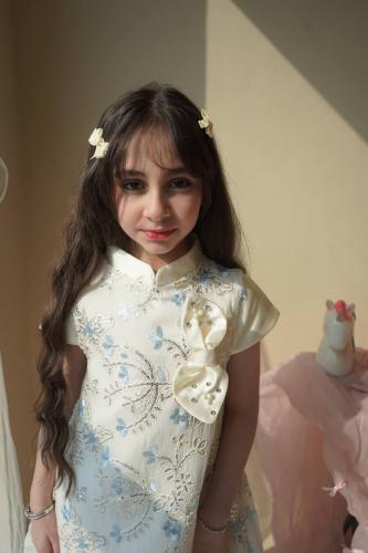 Girls' dress with a touch of glitter