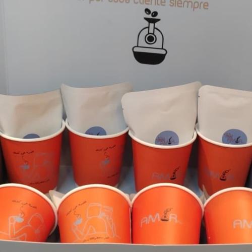 أكواب مع أظرف قهوة