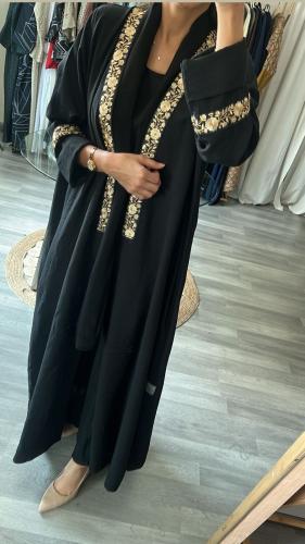عبايه سوداء مع كلفه