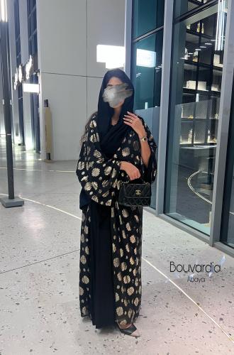 عبايه اسود مقصب. ذهبي