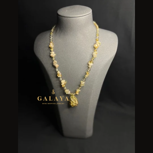 قلادة من الفضة الخالص مع حجر السترين