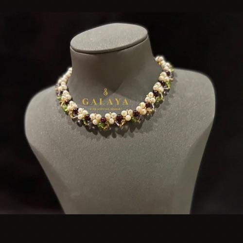 تشوكر من الفضة الخالص مع حجز الياقوت , الزمرد , ال...