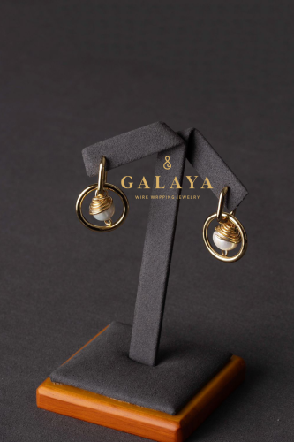 حلق من الفضة الخالص المطلي بماء الذهب مع اللؤلؤ ال...