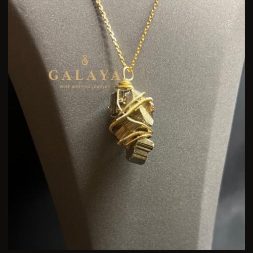 قلادة من الفضة الخالص المطلي بماء الذهب مع حجر الب...