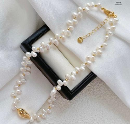 عقد وأسورة من اللؤلؤ الطبيعي