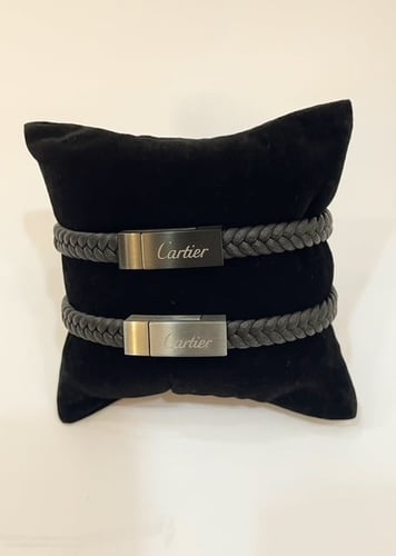 أساور Cartier الجلدية الفاخرة – تصميم كلاسيكي أنيق