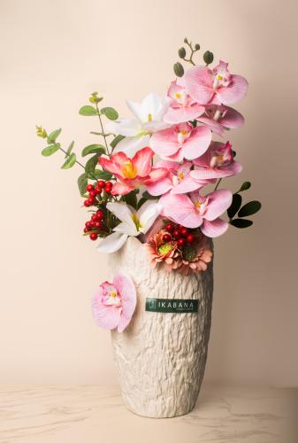 فازة همسة الربيع – ورد صناعي بتصميم راقٍ