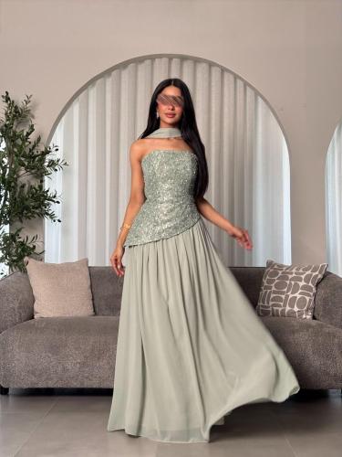 فستان سهرة كورسية مع شال انسيابي